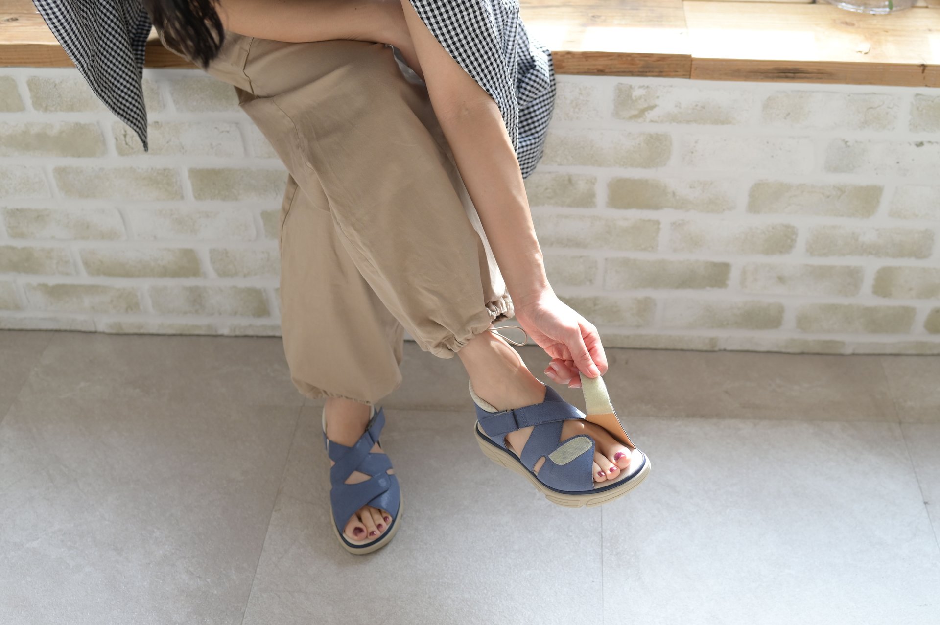 面ファスナーで調整可能なサンダル
