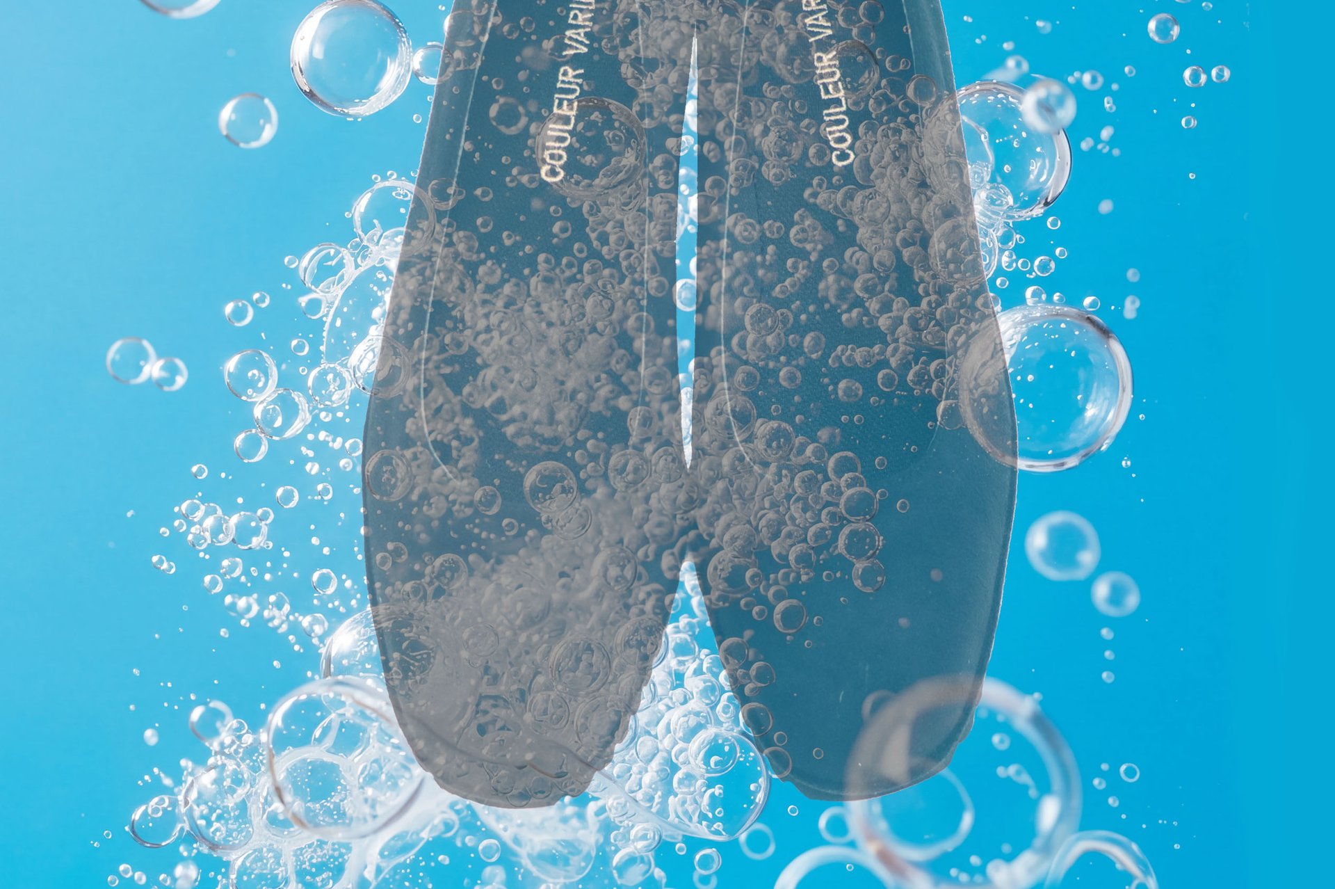 水しぶきと泡に包まれた洗えるサンダルのイメージ