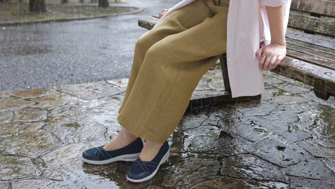 はっ水素材の晴雨兼用シューズで雨の日も快適に歩く女性の足元